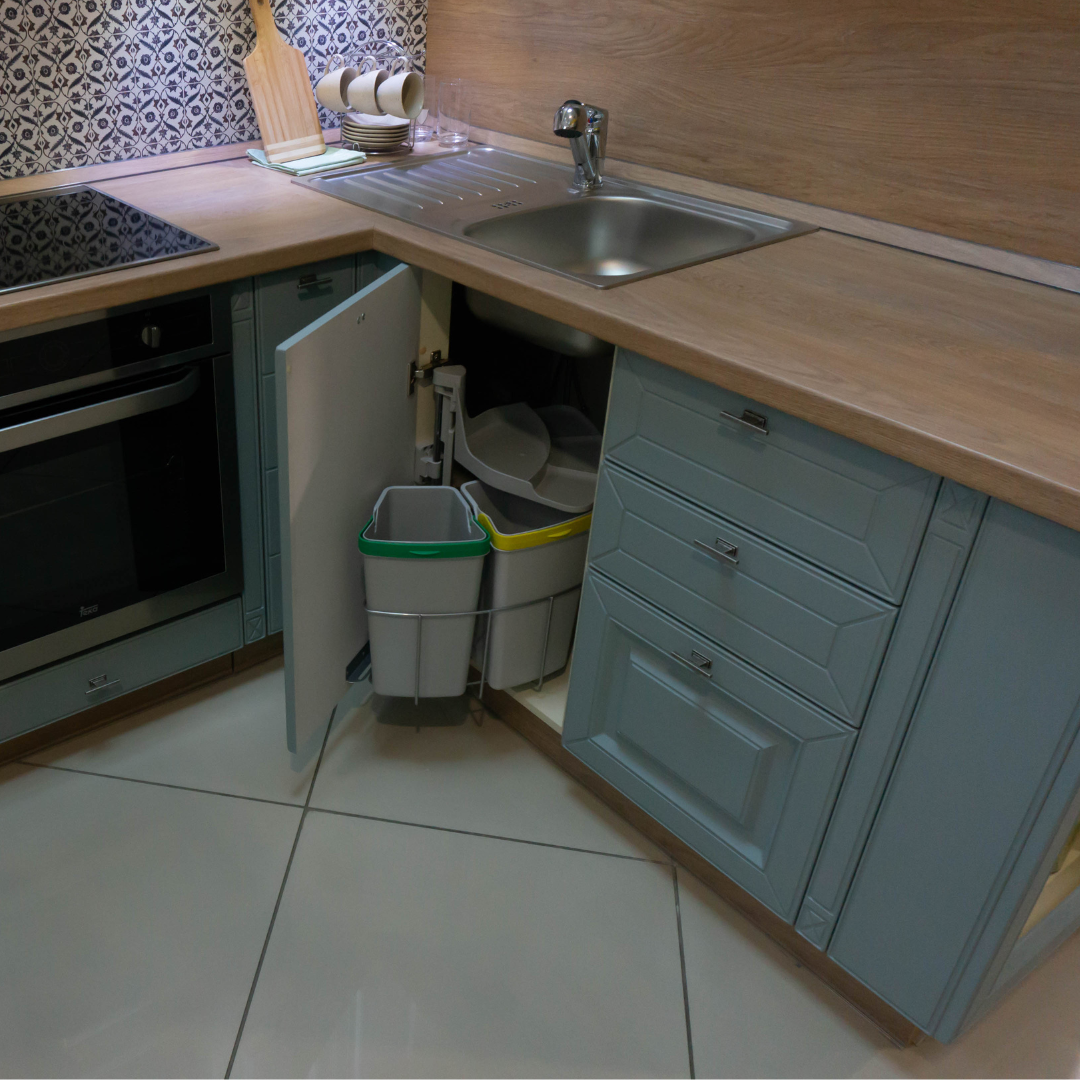 Угловой шкаф в интерьере современной кухни